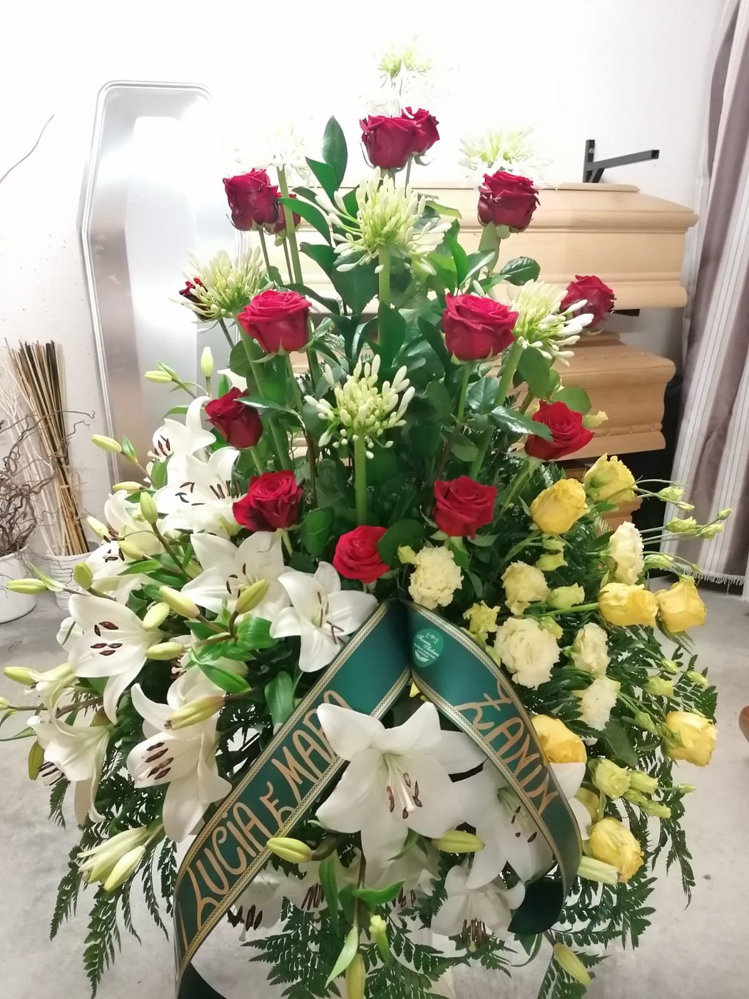 Allestimento floreale della camera ardente per un funerale ad Asolo