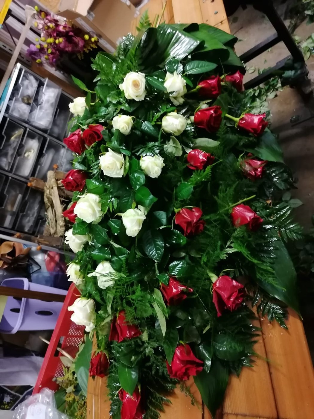 Copribara di rose bianche e rosse per una cerimonia funebre ad Asolo
