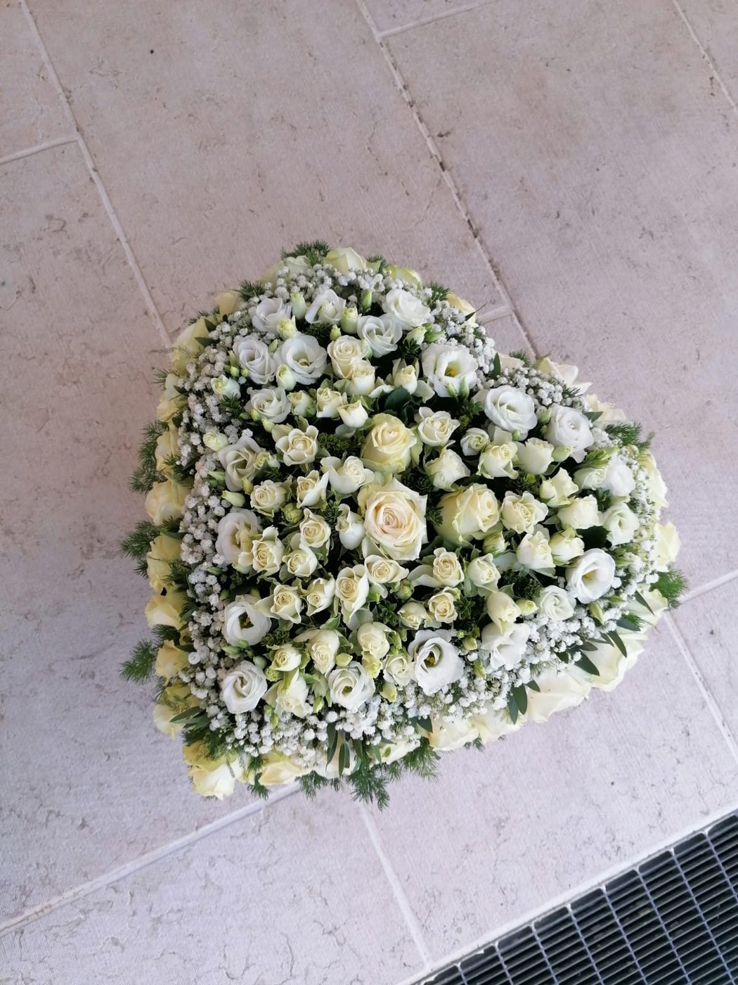 Cuore di rose bianche fra gli omaggi floreali per un funerale ad Asolo